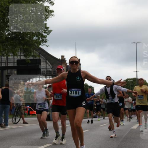 29.06.2025 - hella hamburg halbmarathon Yannick Fuchs http://msf.ph/oto/8361930 29.06.2025 10:53:15 20KM 1285, 2006, 2348, 2584, 2677, 2957, 2978, 3114, 3181, 3279, 3425, 3983, 4088, 4592, 5347, 5633, 5885, 6087, 6202, 6220, 6438, 6997, 7031, 7223, 7287, 7476, 8290, 9655, 10036, 10587, 10759, 10896, 10943, 11935, 11938, 12206, 12261, 12564, 12633, 12736, 12862, 13583, 13761, 14375, 14567, 14732, 14902, 14965, 15232, 15240, 15284, 15824, 16160, 16341, 16563, 16910, 16980, 17017, 17346, 17503, 17630, 18153, 18266, 18327, 18467, 18716, 19015, 19160 meine-sportfotos.de