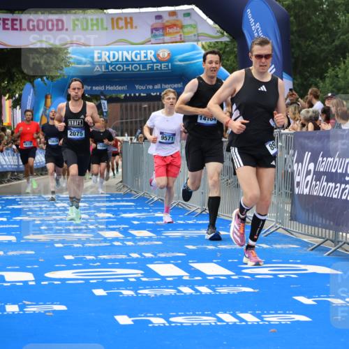 29.06.2025 - hella hamburg halbmarathon Strokosch-Dieckow http://msf.ph/oto/8361950 29.06.2025 10:29:19 Ziel 2075, 8975, 9571, 10156, 12234, 12287, 12337, 13838, 14164, 14395, 15880, 16118, 18737, 19203 meine-sportfotos.de