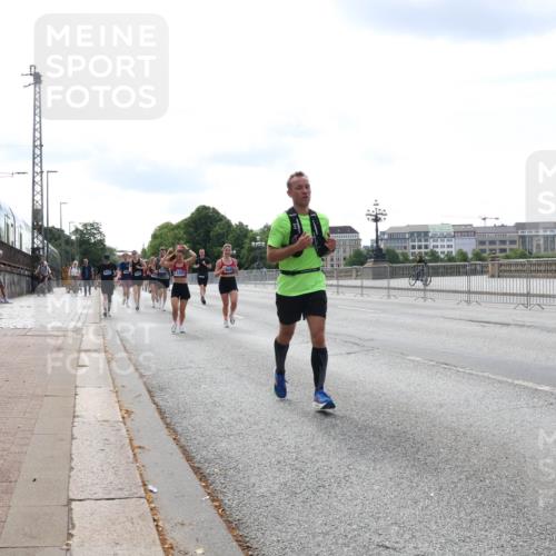 29.06.2025 - hella hamburg halbmarathon Lena Gebhardt http://msf.ph/oto/8361952 29.06.2025 10:14:14 Lombardsbrücke 1131, 1194, 1406, 1480, 1890, 2494, 3756, 3939, 4001, 4032, 4962, 5670, 5719, 6028, 6083, 6089, 6287, 6366, 6710, 7209, 7442, 7462, 7802, 7840, 7991, 8001, 8057, 8409, 8673, 8892, 9845, 9886, 10224, 10442, 10443, 11441, 11987, 12467, 12938, 13237, 13285, 13788, 14488, 15085, 15482, 15721, 15722, 15840, 16126, 17439, 17985, 18041, 18236, 18239 meine-sportfotos.de