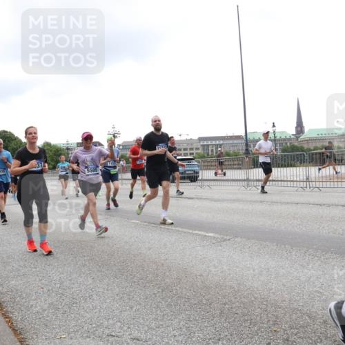29.06.2025 - hella hamburg halbmarathon Lena Gebhardt http://msf.ph/oto/8361972 29.06.2025 10:48:23 Lombardsbrücke 9775, 9921, 5585, 1157, 11742, 1142, 1157, 1167, 1174, 1175, 1392, 1584, 1645, 1701, 2037, 2163, 2195, 2197, 2418, 2475, 2627, 2650, 2716, 2756, 2909, 2958, 3224, 3320, 3468, 3504, 3661, 3679, 3933, 4327, 4588, 5585, 5781, 5952, 6143, 7240, 7393, 7394, 7532, 7916, 7947, 7948, 8461, 8521, 8719, 8760, 8774, 8948, 9356, 9775, 9787, 9921, 10059, 10145, 10204, 10777, 10794, 11548, 11742, 11781, 13814, 15715, 16498, 16499, 16701 meine-sportfotos.de