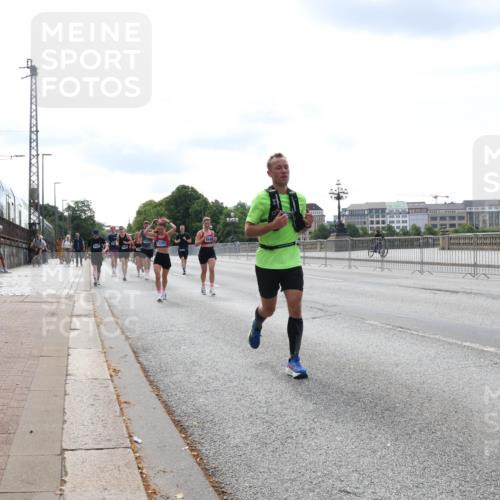 29.06.2025 - hella hamburg halbmarathon Lena Gebhardt http://msf.ph/oto/8362007 29.06.2025 10:14:14 Lombardsbrücke 9845, 1131, 1194, 1406, 1480, 1890, 2494, 3756, 3939, 4001, 4032, 4962, 5670, 5719, 6028, 6083, 6089, 6287, 6366, 6710, 7209, 7442, 7462, 7802, 7840, 7991, 8001, 8057, 8409, 8673, 8892, 9845, 9886, 10224, 10442, 10443, 11441, 11987, 12467, 12938, 13237, 13285, 13788, 14488, 15085, 15482, 15721, 15722, 15840, 16126, 17439, 17985, 18041, 18236, 18239 meine-sportfotos.de