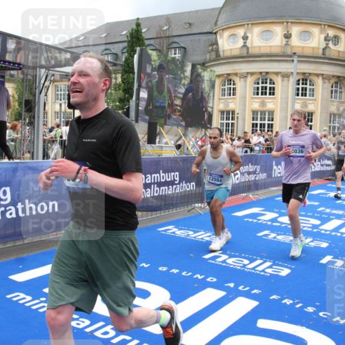 29.06.2025 - hella hamburg halbmarathon Michael Strokosch http://msf.ph/oto/8362027 29.06.2025 10:55:36 Ziel 2982, 3037, 5319, 6591, 8573, 11554, 11568, 12196, 12544, 12584, 13267, 14036, 14592, 16110, 16334, 16609, 17615 meine-sportfotos.de