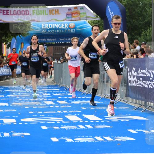 29.06.2025 - hella hamburg halbmarathon Strokosch-Dieckow http://msf.ph/oto/8362043 29.06.2025 10:29:19 Ziel 2075, 8975, 9571, 10156, 12234, 12287, 12337, 13838, 14164, 14395, 15880, 16118, 18737, 19203 meine-sportfotos.de