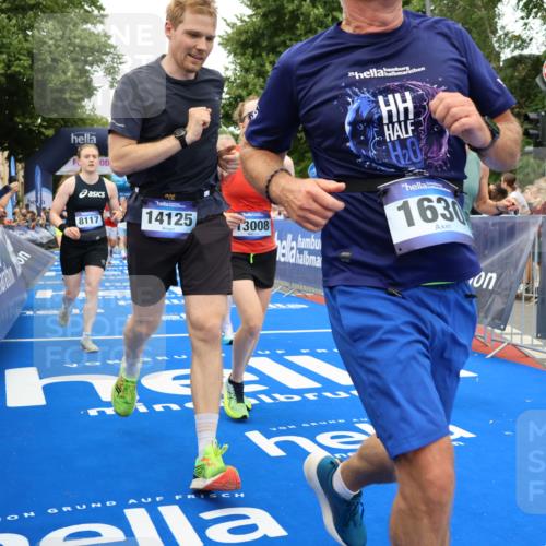 29.06.2025 - hella hamburg halbmarathon Strokosch-Dieckow http://msf.ph/oto/8362111 29.06.2025 10:51:01 Ziel 1366, 1630, 2207, 4077, 4816, 4967, 7369, 8117, 8261, 8508, 8572, 8704, 10215, 10508, 10603, 11551, 12778, 13008, 13687, 14125, 15362, 16285, 17221, 17384, 17823, 18066, 18350 meine-sportfotos.de