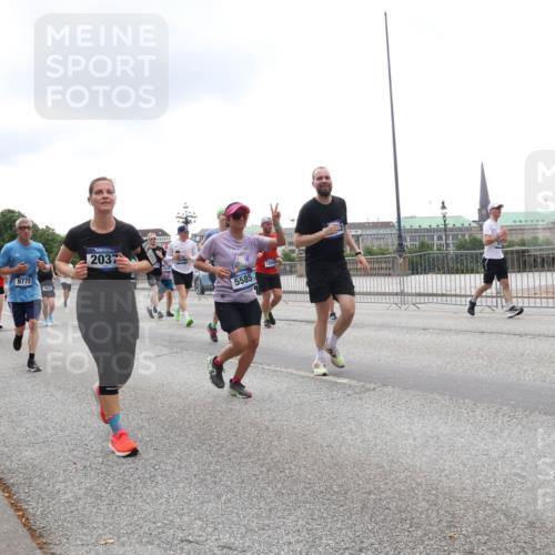 29.06.2025 - hella hamburg halbmarathon Lena Gebhardt http://msf.ph/oto/8362112 29.06.2025 10:48:23 Lombardsbrücke 9921, 13675, 9775, 2037, 5585, 13559, 1142, 1157, 1167, 1174, 1175, 1392, 1584, 1645, 1701, 2037, 2163, 2195, 2197, 2418, 2475, 2627, 2650, 2716, 2756, 2909, 2958, 3224, 3320, 3468, 3504, 3661, 3679, 3933, 4327, 4588, 5585, 5781, 5952, 6143, 7240, 7393, 7394, 7532, 7916, 7947, 7948, 8461, 8521, 8719, 8760, 8774, 8948, 9356, 9775, 9787, 9921, 10059, 10145, 10204, 10777, 10794, 11548, 11742, 11781, 13814, 15715, 16498, 16499, 16701 meine-sportfotos.de