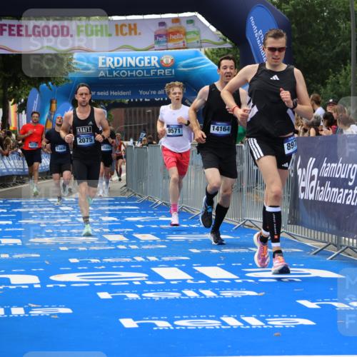 29.06.2025 - hella hamburg halbmarathon Strokosch-Dieckow http://msf.ph/oto/8362143 29.06.2025 10:29:19 Ziel 2075, 8975, 9571, 10156, 12234, 12287, 12337, 13838, 14164, 14395, 15880, 16118, 18737, 19203 meine-sportfotos.de