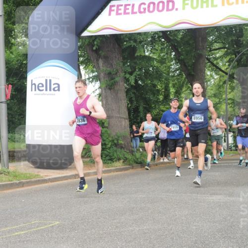 29.06.2025 - hella hamburg halbmarathon KatJ http://msf.ph/oto/8362158 29.06.2025 10:22:38 Zwischen KM18-KM19 1910, 1959, 2836, 4602 meine-sportfotos.de