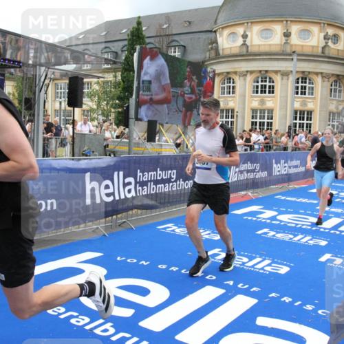29.06.2025 - hella hamburg halbmarathon Michael Strokosch http://msf.ph/oto/8362252 29.06.2025 10:55:42 Ziel 1120, 1143, 1834, 2955, 2982, 3037, 4897, 6924, 8255, 8573, 8618, 10212, 11039, 11568, 12196, 12483, 12515, 14909, 15896, 16110, 17615, 18064, 18190 meine-sportfotos.de