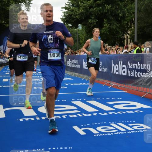 29.06.2025 - hella hamburg halbmarathon Strokosch-Dieckow http://msf.ph/oto/8362282 29.06.2025 10:51:01 Ziel 1366, 1630, 2207, 4077, 4816, 4967, 7369, 8117, 8261, 8508, 8572, 8704, 10215, 10508, 10603, 11551, 12778, 13008, 13687, 14125, 15362, 16285, 17221, 17384, 17823, 18066, 18350 meine-sportfotos.de