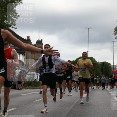 29.06.2025 - hella hamburg halbmarathon Yannick Fuchs http://msf.ph/oto/8362283 29.06.2025 10:53:15 20KM 1285, 2006, 2348, 2584, 2677, 2957, 2978, 3114, 3181, 3279, 3425, 3983, 4088, 4592, 5347, 5633, 5885, 6087, 6202, 6220, 6438, 6997, 7031, 7223, 7287, 7476, 8290, 9655, 10036, 10587, 10759, 10896, 10943, 11935, 11938, 12206, 12261, 12564, 12633, 12736, 12862, 13583, 13761, 14375, 14567, 14732, 14902, 14965, 15232, 15240, 15284, 15824, 16160, 16341, 16563, 16910, 16980, 17017, 17346, 17503, 17630, 18153, 18266, 18327, 18467, 18716, 19015, 19160 meine-sportfotos.de