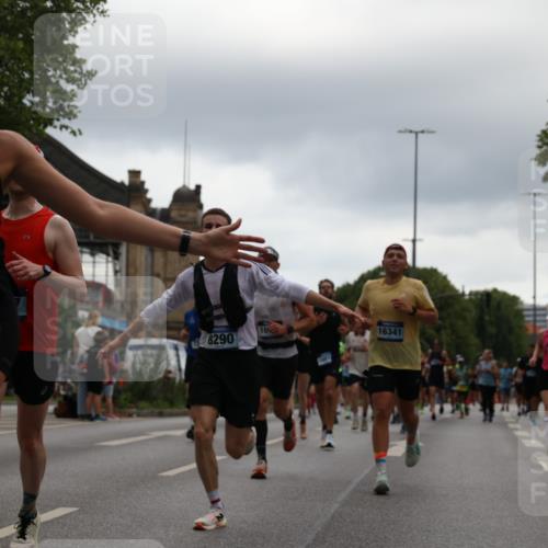 29.06.2025 - hella hamburg halbmarathon Yannick Fuchs http://msf.ph/oto/8362315 29.06.2025 10:53:16 20KM 1285, 2006, 2348, 2584, 2677, 2957, 2978, 3114, 3181, 3279, 3425, 3983, 4088, 4592, 5347, 5633, 5885, 6087, 6202, 6220, 6438, 6997, 7031, 7223, 7287, 7476, 8290, 10036, 10587, 10759, 10896, 10943, 11935, 11938, 12206, 12261, 12564, 12633, 12736, 12862, 13583, 13761, 14375, 14567, 14732, 14902, 14965, 15232, 15240, 15284, 15824, 16160, 16341, 16910, 16980, 17017, 17176, 17346, 17503, 17630, 18153, 18266, 18327, 18467, 18716, 19015, 19160 meine-sportfotos.de