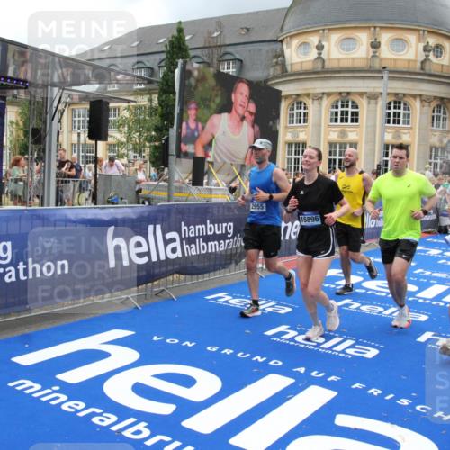 29.06.2025 - hella hamburg halbmarathon Michael Strokosch http://msf.ph/oto/8362351 29.06.2025 10:55:44 Ziel 1120, 1143, 1834, 2955, 2982, 3037, 4897, 5021, 6924, 8255, 8618, 10212, 11039, 12483, 12515, 14365, 14909, 15896, 18064, 18190 meine-sportfotos.de