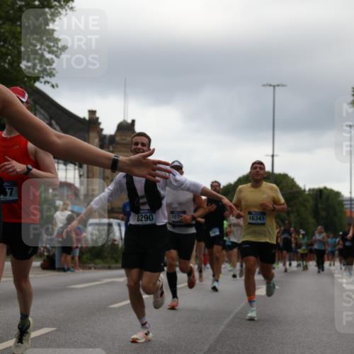 29.06.2025 - hella hamburg halbmarathon Yannick Fuchs http://msf.ph/oto/8362355 29.06.2025 10:53:16 20KM 1285, 2006, 2348, 2584, 2677, 2957, 2978, 3114, 3181, 3279, 3425, 3983, 4088, 4592, 5347, 5633, 5885, 6087, 6202, 6220, 6438, 6997, 7031, 7223, 7287, 7476, 8290, 10036, 10587, 10759, 10896, 10943, 11935, 11938, 12206, 12261, 12564, 12633, 12736, 12862, 13583, 13761, 14375, 14567, 14732, 14902, 14965, 15232, 15240, 15284, 15824, 16160, 16341, 16910, 16980, 17017, 17176, 17346, 17503, 17630, 18153, 18266, 18327, 18467, 18716, 19015, 19160 meine-sportfotos.de
