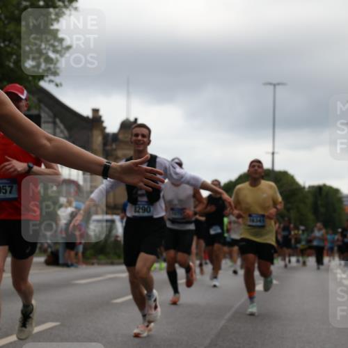 29.06.2025 - hella hamburg halbmarathon Yannick Fuchs http://msf.ph/oto/8362403 29.06.2025 10:53:16 20KM 1285, 2006, 2348, 2584, 2677, 2957, 2978, 3114, 3181, 3279, 3425, 3983, 4088, 4592, 5347, 5633, 5885, 6087, 6202, 6220, 6438, 6997, 7031, 7223, 7287, 7476, 8290, 10036, 10587, 10759, 10896, 10943, 11935, 11938, 12206, 12261, 12564, 12633, 12736, 12862, 13583, 13761, 14375, 14567, 14732, 14902, 14965, 15232, 15240, 15284, 15824, 16160, 16341, 16910, 16980, 17017, 17176, 17346, 17503, 17630, 18153, 18266, 18327, 18467, 18716, 19015, 19160 meine-sportfotos.de