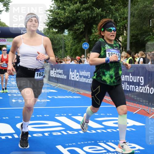 29.06.2025 - hella hamburg halbmarathon Strokosch-Dieckow http://msf.ph/oto/8362431 29.06.2025 10:50:59 Ziel 1466, 1630, 2207, 3654, 4077, 4816, 7369, 8117, 8205, 8261, 8508, 8572, 8704, 10215, 10508, 10603, 11551, 12778, 13008, 13687, 14125, 15362, 15395, 15643, 16285, 17221, 17384, 18066, 18350 meine-sportfotos.de
