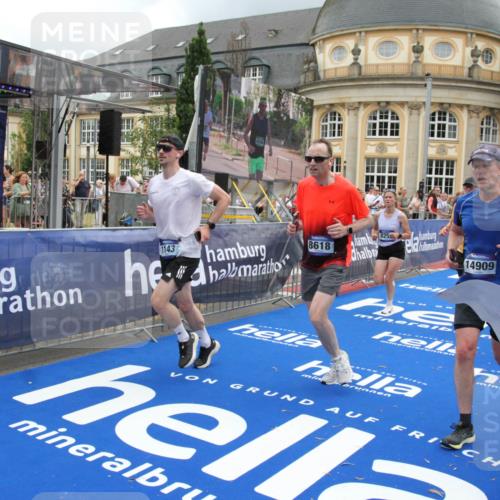 29.06.2025 - hella hamburg halbmarathon Michael Strokosch http://msf.ph/oto/8362432 29.06.2025 10:55:46 Ziel 1120, 1143, 1834, 2955, 4897, 5021, 6569, 6924, 7221, 8255, 8618, 10212, 11039, 12483, 12515, 12858, 14365, 14909, 15896, 18064, 18190 meine-sportfotos.de