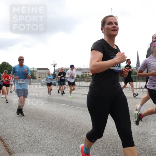 29.06.2025 - hella hamburg halbmarathon Lena Gebhardt http://msf.ph/oto/8362439 29.06.2025 10:48:24 Lombardsbrücke 9921, 9775, 12152, 03, 5585, 1142, 1157, 1167, 1174, 1175, 1584, 1645, 1701, 2037, 2163, 2195, 2197, 2418, 2475, 2627, 2650, 2716, 2756, 2909, 2958, 3224, 3320, 3468, 3504, 3661, 3679, 3933, 4327, 4588, 5585, 5781, 5952, 6143, 7240, 7393, 7394, 7532, 7916, 7947, 7948, 8461, 8521, 8719, 8760, 8774, 8948, 9356, 9775, 9787, 9921, 10059, 10145, 10204, 10777, 10794, 11548, 11742, 11781, 13814, 13845, 15715, 16498, 16499, 16701 meine-sportfotos.de