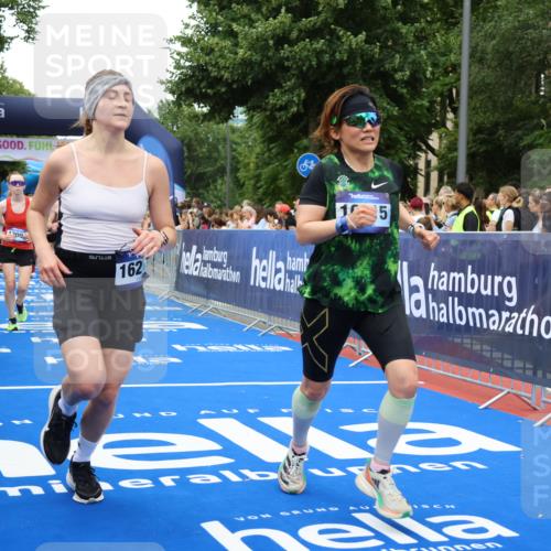 29.06.2025 - hella hamburg halbmarathon Strokosch-Dieckow http://msf.ph/oto/8362459 29.06.2025 10:50:59 Ziel 1466, 1630, 2207, 3654, 4077, 4816, 7369, 8117, 8205, 8261, 8508, 8572, 8704, 10215, 10508, 10603, 11551, 12778, 13008, 13687, 14125, 15362, 15395, 15643, 16285, 17221, 17384, 18066, 18350 meine-sportfotos.de