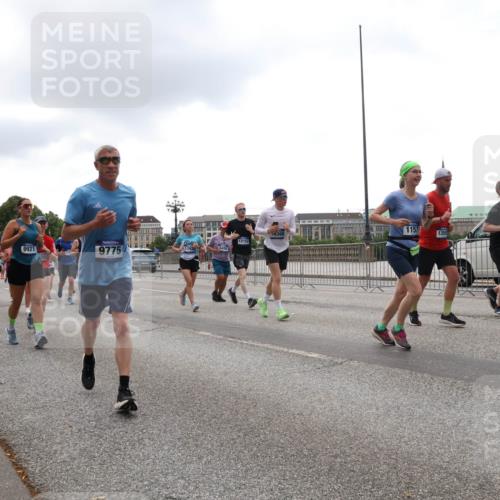 29.06.2025 - hella hamburg halbmarathon Lena Gebhardt http://msf.ph/oto/8362478 29.06.2025 10:48:25 Lombardsbrücke 16368, 1157, 15743, 12152, 9921, 9775, 12933, 3486, 1142, 1157, 1167, 1174, 1175, 1584, 1645, 1701, 2037, 2163, 2195, 2418, 2475, 2627, 2650, 2716, 2756, 2909, 2958, 3224, 3320, 3468, 3504, 3661, 3679, 3933, 4327, 4588, 5585, 5781, 5952, 6143, 7240, 7393, 7394, 7532, 7916, 7947, 7948, 8461, 8521, 8719, 8760, 8948, 9356, 9775, 9787, 9921, 10059, 10145, 10204, 10777, 10794, 11548, 11742, 11781, 13814, 13845, 15715, 16498, 16499, 16701 meine-sportfotos.de