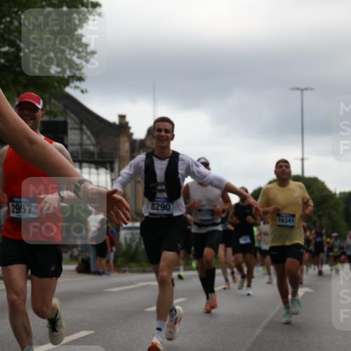29.06.2025 - hella hamburg halbmarathon Yannick Fuchs http://msf.ph/oto/8362481 29.06.2025 10:53:16 20KM 1285, 2006, 2348, 2584, 2677, 2957, 2978, 3114, 3181, 3279, 3425, 3983, 4088, 4592, 5347, 5633, 5885, 6087, 6202, 6220, 6438, 6997, 7031, 7223, 7287, 7476, 8290, 10036, 10587, 10759, 10896, 10943, 11935, 11938, 12206, 12261, 12564, 12633, 12736, 12862, 13583, 13761, 14375, 14567, 14732, 14902, 14965, 15232, 15240, 15284, 15824, 16160, 16341, 16910, 16980, 17017, 17176, 17346, 17503, 17630, 18153, 18266, 18327, 18467, 18716, 19015, 19160 meine-sportfotos.de