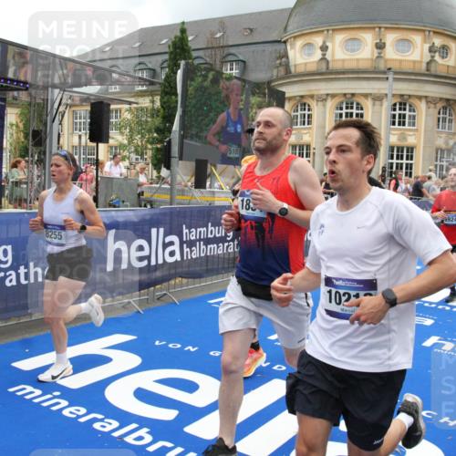 29.06.2025 - hella hamburg halbmarathon Michael Strokosch http://msf.ph/oto/8362483 29.06.2025 10:55:48 Ziel 1143, 1834, 4897, 5021, 6569, 6924, 7221, 8255, 8618, 10212, 12483, 12858, 13474, 14365, 14909, 16401, 16434, 16786, 18125, 18190, 19047 meine-sportfotos.de