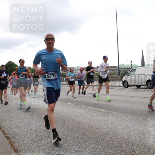 29.06.2025 - hella hamburg halbmarathon Lena Gebhardt http://msf.ph/oto/8362511 29.06.2025 10:48:25 Lombardsbrücke 15743, 9921, 2650, 9775, 115, 12152, 1142, 1157, 1167, 1174, 1175, 1584, 1645, 1701, 2037, 2163, 2195, 2418, 2475, 2627, 2650, 2716, 2756, 2909, 2958, 3224, 3320, 3468, 3504, 3661, 3679, 3933, 4327, 4588, 5585, 5781, 5952, 6143, 7240, 7393, 7394, 7532, 7916, 7947, 7948, 8461, 8521, 8719, 8760, 8948, 9356, 9775, 9787, 9921, 10059, 10145, 10204, 10777, 10794, 11548, 11742, 11781, 13814, 13845, 15715, 16498, 16499, 16701 meine-sportfotos.de