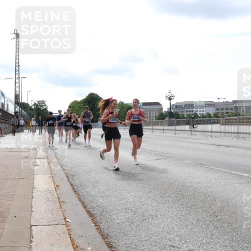 29.06.2025 - hella hamburg halbmarathon Lena Gebhardt http://msf.ph/oto/8362544 29.06.2025 10:14:16 Lombardsbrücke 9845, 13285, 1194, 1406, 1480, 1890, 2494, 3020, 3756, 3939, 4001, 4032, 4962, 5670, 5719, 6028, 6083, 6089, 6287, 6366, 6710, 7209, 7442, 7802, 7840, 7991, 8001, 8057, 8409, 8673, 8892, 9845, 9886, 10224, 10442, 10443, 11441, 11987, 12467, 12938, 13237, 13285, 13788, 14488, 15482, 15721, 15722, 15840, 16126, 17439, 17985, 18041, 18236, 18239 meine-sportfotos.de