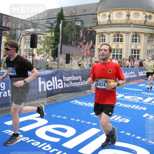 29.06.2025 - hella hamburg halbmarathon Michael Strokosch http://msf.ph/oto/8362549 29.06.2025 10:55:49 Ziel 1143, 1179, 1834, 5021, 6569, 6924, 7221, 8255, 8618, 10212, 12483, 12858, 13474, 14365, 14909, 16401, 16434, 16786, 18125, 18190, 19047 meine-sportfotos.de