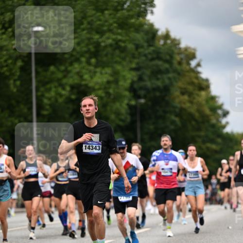 29.06.2025 - hella hamburg halbmarathon Dr. Thomas Lammeyer http://msf.ph/oto/8362586 29.06.2025 10:41:32 Kennedybrücke 56, 1022, 1118, 1276, 1339, 1488, 1490, 1597, 1819, 1952, 2104, 2199, 2272, 2480, 2552, 3165, 3230, 3714, 3873, 4347, 4442, 4618, 4733, 5146, 5224, 5560, 5640, 5940, 6243, 6584, 6804, 6821, 7085, 7202, 7235, 7544, 7707, 7823, 8315, 8758, 9054, 9055, 9288, 10024, 10112, 10159, 10476, 10762, 10798, 10919, 10931 meine-sportfotos.de