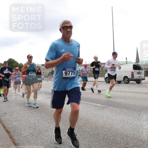 29.06.2025 - hella hamburg halbmarathon Lena Gebhardt http://msf.ph/oto/8362625 29.06.2025 10:48:25 Lombardsbrücke 15743, 295, 9921, 2650, 9775, 12152, 16368, 3486, 1142, 1157, 1167, 1174, 1175, 1584, 1645, 1701, 2037, 2163, 2195, 2418, 2475, 2627, 2650, 2716, 2756, 2909, 2958, 3224, 3320, 3468, 3504, 3661, 3679, 3933, 4327, 4588, 5585, 5781, 5952, 6143, 7240, 7393, 7394, 7532, 7916, 7947, 7948, 8461, 8521, 8719, 8760, 8948, 9356, 9775, 9787, 9921, 10059, 10145, 10204, 10777, 10794, 11548, 11742, 11781, 13814, 13845, 15715, 16498, 16499, 16701 meine-sportfotos.de