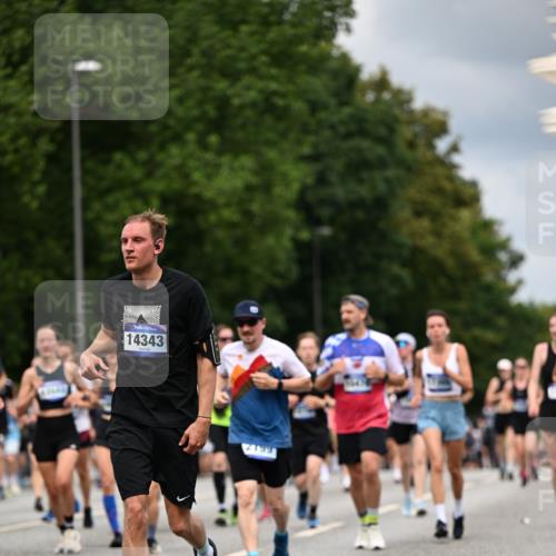 29.06.2025 - hella hamburg halbmarathon Dr. Thomas Lammeyer http://msf.ph/oto/8362703 29.06.2025 10:41:32 Kennedybrücke 56, 1022, 1118, 1276, 1339, 1488, 1490, 1597, 1819, 1952, 2104, 2199, 2272, 2480, 2552, 3165, 3230, 3714, 3873, 4347, 4442, 4618, 4733, 5146, 5224, 5560, 5640, 5940, 6243, 6584, 6804, 6821, 7085, 7202, 7235, 7544, 7707, 7823, 8315, 8758, 9054, 9055, 9288, 10024, 10112, 10159, 10476, 10762, 10798, 10919, 10931 meine-sportfotos.de