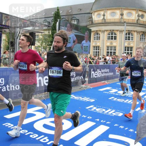 29.06.2025 - hella hamburg halbmarathon Michael Strokosch http://msf.ph/oto/8362748 29.06.2025 10:55:54 Ziel 1179, 2612, 3256, 3668, 4772, 6569, 7221, 7976, 8968, 9246, 12858, 13474, 16401, 16434, 16786, 18125, 18867, 19047 meine-sportfotos.de