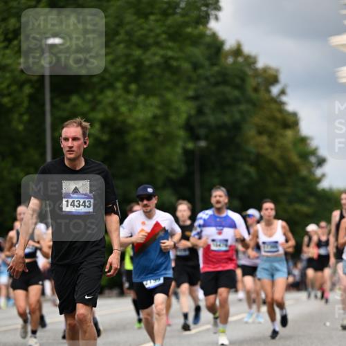 29.06.2025 - hella hamburg halbmarathon Dr. Thomas Lammeyer http://msf.ph/oto/8362755 29.06.2025 10:41:33 Kennedybrücke 56, 1022, 1118, 1276, 1339, 1488, 1490, 1597, 1819, 1952, 2104, 2199, 2272, 2480, 2552, 3165, 3230, 3714, 3873, 4347, 4442, 4618, 4733, 5146, 5224, 5560, 5640, 5940, 6243, 6584, 6804, 6821, 7085, 7202, 7235, 7544, 7707, 7823, 8315, 8758, 8843, 9054, 9055, 9288, 10024, 10112, 10159, 10476, 10762, 10798, 10919, 10931 meine-sportfotos.de