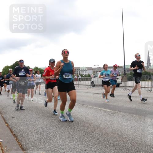 29.06.2025 - hella hamburg halbmarathon Lena Gebhardt http://msf.ph/oto/8362813 29.06.2025 10:48:26 Lombardsbrücke 3320, 18248, 15743, 9921, 2486, 12932, 12152, 1142, 1157, 1167, 1174, 1175, 1584, 1645, 1701, 2037, 2163, 2195, 2418, 2437, 2438, 2475, 2627, 2650, 2716, 2756, 2909, 2958, 3224, 3320, 3468, 3504, 3661, 3679, 3933, 4327, 4588, 5010, 5585, 5781, 5952, 6143, 7203, 7393, 7394, 7532, 7916, 7947, 7948, 8461, 8521, 8719, 8760, 8948, 9356, 9775, 9787, 9921, 10059, 10145, 10204, 10777, 10794, 11548, 11742, 11781, 13814, 13845, 15715, 16498, 16499, 16701 meine-sportfotos.de