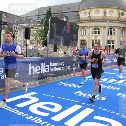 29.06.2025 - hella hamburg halbmarathon Michael Strokosch http://msf.ph/oto/8362838 29.06.2025 10:55:56 Ziel 1179, 2612, 3256, 3668, 4772, 7147, 7976, 8968, 9246, 10084, 13474, 15884, 16401, 16434, 16786, 18125, 18867, 19047 meine-sportfotos.de