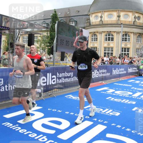 29.06.2025 - hella hamburg halbmarathon Michael Strokosch http://msf.ph/oto/8362918 29.06.2025 10:55:58 Ziel 1179, 2612, 3256, 3668, 4772, 7147, 7976, 8968, 9246, 10084, 14867, 15184, 15868, 15884, 18867 meine-sportfotos.de