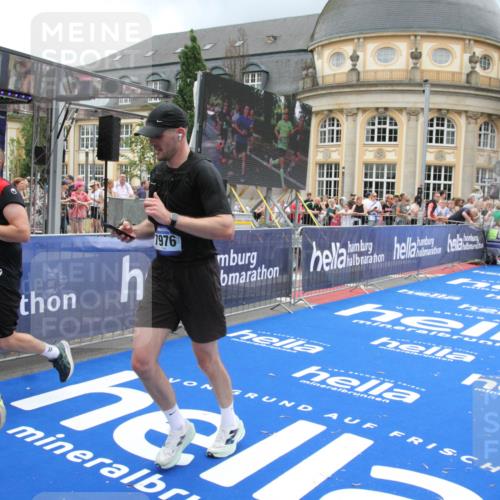 29.06.2025 - hella hamburg halbmarathon Michael Strokosch http://msf.ph/oto/8362949 29.06.2025 10:55:58 Ziel 1179, 2612, 3256, 3668, 4772, 7147, 7976, 8968, 9246, 10084, 14867, 15184, 15868, 15884, 18867 meine-sportfotos.de