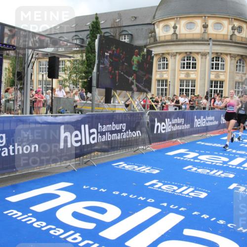 29.06.2025 - hella hamburg halbmarathon Michael Strokosch http://msf.ph/oto/8362981 29.06.2025 10:55:59 Ziel 2612, 3256, 3668, 4772, 7147, 7976, 8968, 9246, 10084, 14867, 15184, 15868, 15884, 16176, 18867 meine-sportfotos.de