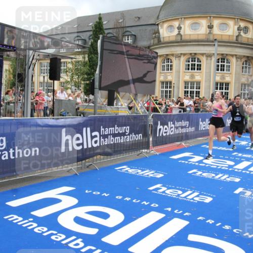 29.06.2025 - hella hamburg halbmarathon Michael Strokosch http://msf.ph/oto/8363005 29.06.2025 10:56:00 Ziel 2612, 3668, 4772, 7147, 7976, 8968, 9246, 10084, 14867, 15184, 15868, 15884, 16176 meine-sportfotos.de