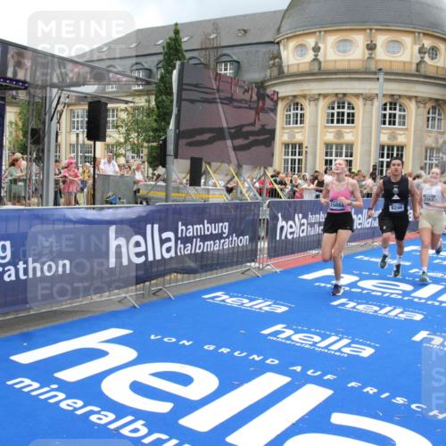 29.06.2025 - hella hamburg halbmarathon Michael Strokosch http://msf.ph/oto/8363021 29.06.2025 10:56:00 Ziel 2612, 3668, 4772, 7147, 7976, 8968, 9246, 10084, 14867, 15184, 15868, 15884, 16176 meine-sportfotos.de