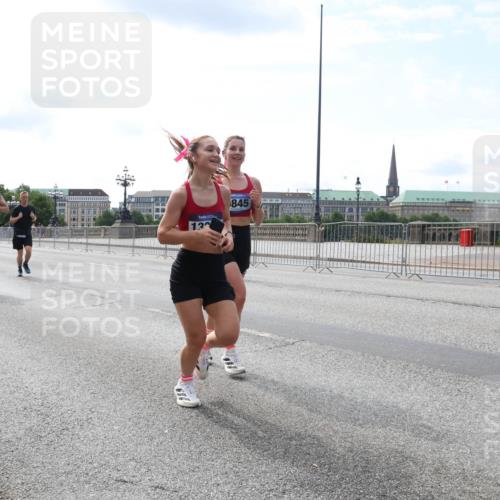 29.06.2025 - hella hamburg halbmarathon Lena Gebhardt http://msf.ph/oto/8363076 29.06.2025 10:14:17 Lombardsbrücke 3939, 1, 3, 845, 1194, 1406, 1480, 1890, 2494, 3020, 3756, 3939, 4032, 4962, 5670, 6028, 6083, 6089, 6287, 6366, 6710, 7209, 7442, 7802, 7840, 7991, 8001, 8057, 8409, 8673, 8892, 9845, 9886, 10224, 10442, 10443, 11441, 11987, 12467, 12938, 13237, 13285, 13788, 14488, 15482, 15721, 15722, 15840, 16126, 17439, 17985, 18041, 18236, 18239 meine-sportfotos.de
