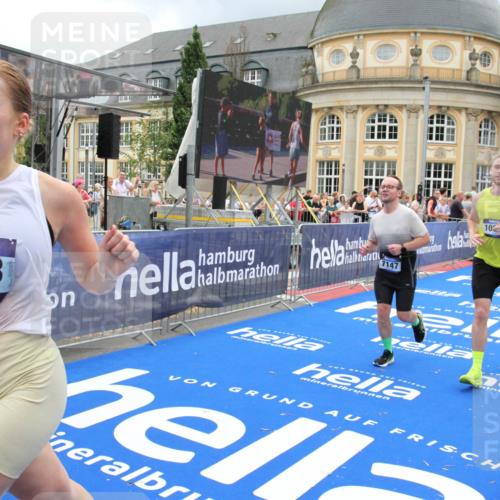 29.06.2025 - hella hamburg halbmarathon Michael Strokosch http://msf.ph/oto/8363103 29.06.2025 10:56:02 Ziel 1180, 3042, 7147, 8968, 9246, 10084, 14867, 15184, 15868, 15884, 16176 meine-sportfotos.de