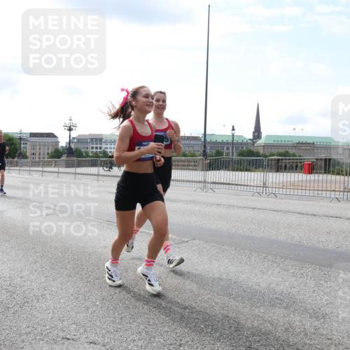 29.06.2025 - hella hamburg halbmarathon Lena Gebhardt http://msf.ph/oto/8363145 29.06.2025 10:14:17 Lombardsbrücke 3939, 1194, 1406, 1480, 1890, 2494, 3020, 3756, 3939, 4032, 4962, 5670, 6028, 6083, 6089, 6287, 6366, 6710, 7209, 7442, 7802, 7840, 7991, 8001, 8057, 8409, 8673, 8892, 9845, 9886, 10224, 10442, 10443, 11441, 11987, 12467, 12938, 13237, 13285, 13788, 14488, 15482, 15721, 15722, 15840, 16126, 17439, 17985, 18041, 18236, 18239 meine-sportfotos.de