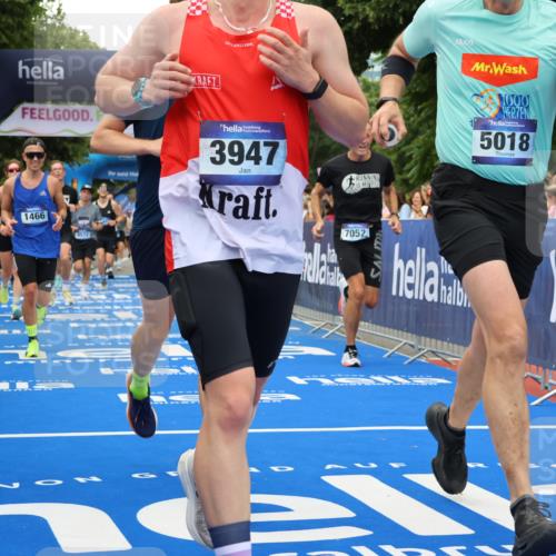 29.06.2025 - hella hamburg halbmarathon Strokosch-Dieckow http://msf.ph/oto/8363175 29.06.2025 10:50:51 Ziel 1466, 2207, 3654, 3947, 4839, 5018, 5115, 7052, 7369, 8205, 8572, 8657, 10215, 10750, 11551, 12778, 13687, 15362, 15395, 15426, 15643, 15720, 16285, 17129, 17908, 18182, 18370 meine-sportfotos.de
