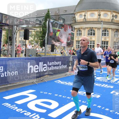 29.06.2025 - hella hamburg halbmarathon Michael Strokosch http://msf.ph/oto/8363195 29.06.2025 10:56:04 Ziel 1180, 3042, 3058, 7147, 7594, 10084, 14867, 15184, 15868, 15884, 16176, 18212 meine-sportfotos.de