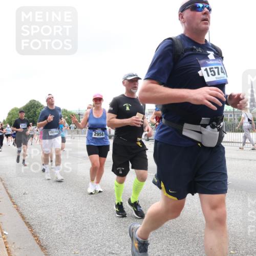 29.06.2025 - hella hamburg halbmarathon Lena Gebhardt http://msf.ph/oto/8363220 29.06.2025 10:48:28 Lombardsbrücke 3320, 18248, 2958, 1574, 1142, 1157, 1167, 1174, 1175, 1584, 1645, 1701, 2037, 2163, 2195, 2418, 2437, 2438, 2475, 2627, 2650, 2716, 2756, 2909, 2958, 3224, 3320, 3468, 3504, 3661, 3679, 3933, 4327, 4588, 5010, 5585, 5781, 5952, 6143, 7203, 7393, 7394, 7532, 7916, 7947, 7948, 8461, 8521, 8719, 8760, 8948, 9356, 9775, 9787, 9921, 10059, 10145, 10204, 10366, 10654, 10656, 10777, 10794, 11548, 11742, 11781, 13814, 13845, 15715, 16498, 16499, 16701 meine-sportfotos.de