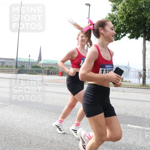 29.06.2025 - hella hamburg halbmarathon Lena Gebhardt http://msf.ph/oto/8363252 29.06.2025 10:14:18 Lombardsbrücke 1, 320, 1194, 1406, 1480, 1890, 2494, 2990, 3020, 3756, 3834, 3939, 4032, 4962, 5670, 6028, 6083, 6089, 6287, 6366, 6710, 7209, 7442, 7802, 7840, 7991, 8001, 8057, 8147, 8409, 8892, 9845, 9886, 10224, 10442, 10443, 11441, 11987, 12467, 12938, 13237, 13285, 13788, 14488, 15482, 15721, 15722, 15840, 16126, 17439, 17985, 18041, 18236, 18239 meine-sportfotos.de