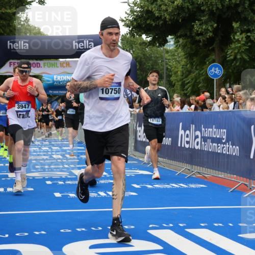29.06.2025 - hella hamburg halbmarathon Strokosch-Dieckow http://msf.ph/oto/8363273 29.06.2025 10:50:49 Ziel 1466, 2234, 2788, 3654, 3947, 4839, 5018, 5115, 7052, 7369, 8205, 8572, 8657, 10750, 11551, 13687, 15362, 15395, 15426, 15643, 15720, 17129, 17908, 18182, 18229, 18370 meine-sportfotos.de