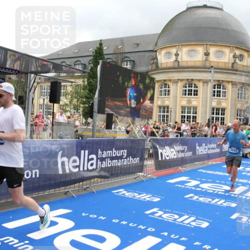 29.06.2025 - hella hamburg halbmarathon Michael Strokosch http://msf.ph/oto/8363276 29.06.2025 10:56:06 Ziel 1180, 3042, 3058, 5570, 7594, 12545, 14867, 15184, 15868, 16176, 17640, 17642, 18212 meine-sportfotos.de
