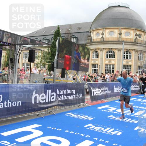 29.06.2025 - hella hamburg halbmarathon Michael Strokosch http://msf.ph/oto/8363288 29.06.2025 10:56:06 Ziel 1180, 3042, 3058, 5570, 7594, 12545, 14867, 15184, 15868, 16176, 17640, 17642, 18212 meine-sportfotos.de